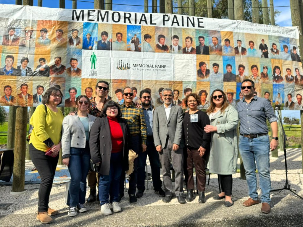 Equipo Jurídico junto a ministro de Justicia, Luis Cordero (al centro) y Flor Lazo, presidenta de la Agrupación de Paine