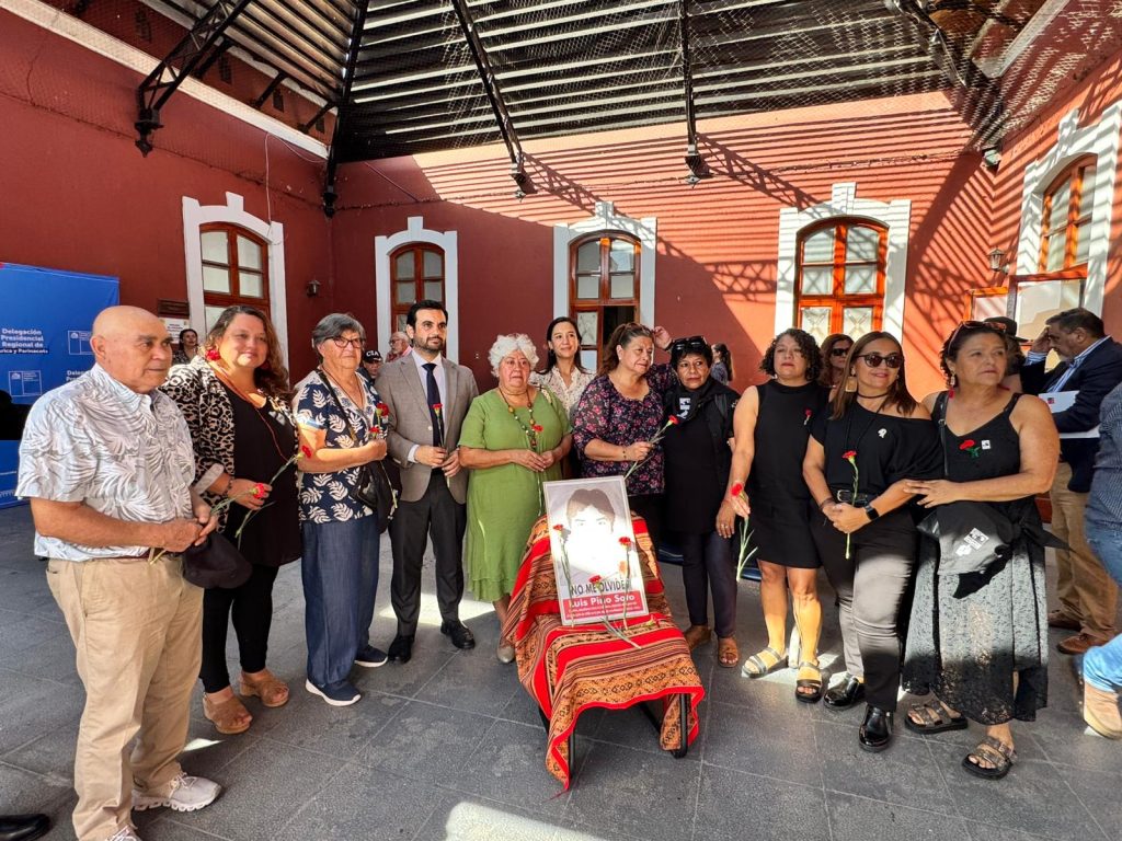 Ceremonia de reconocimiento en Arica. Familiares y autoridades.